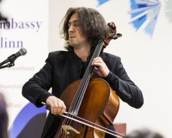 28 марта в Ахтмеской Школе Искусств при поддержке городской управы Кохтла-Ярве выступил всемирно известный виолончелист Ян Максин, родившийся в России, а ныне живущий в Соединенных Штатах.