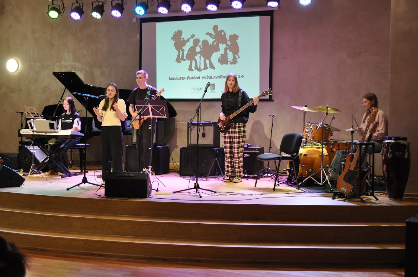 18.04.24 toimus Kohtla-Järve Kunstide koolis regoinaalne konkurss-festival VabaLavaRock, kus osalesid peale 11 ansambli ka meie kooli estraadiosakonna õpilased.