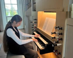 Ahtme Kunstide Kooli õpilased Lõppkontserdil Lüganuse Kirikus.